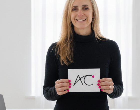 anna mostrando su nuevo logo corporativo AC